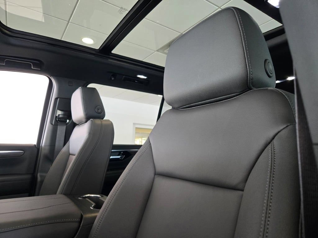 New 2026 Chevrolet Suburban LT w/ Comfort Package AWD/4WD image 28
