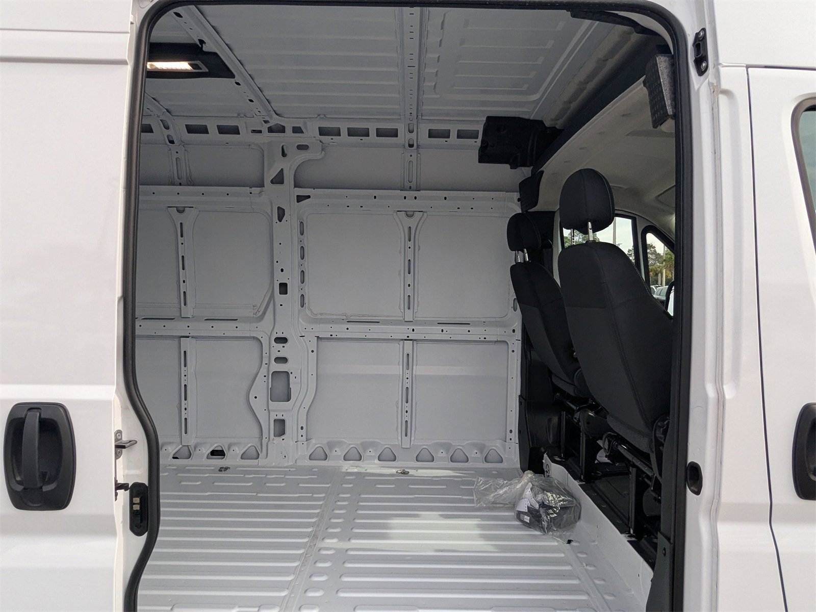 Used 2025 RAM ProMaster 3500 w/ Convenience Group image 15