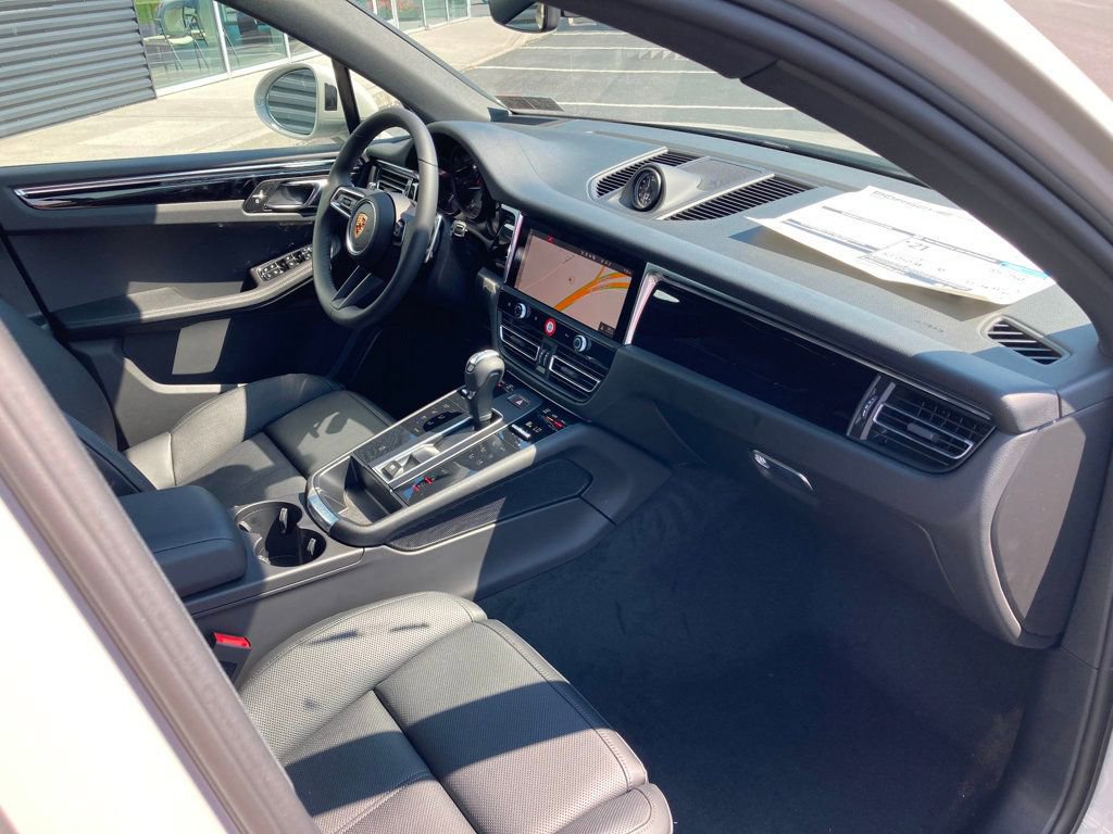 Certified 2025 Porsche Macan image 35