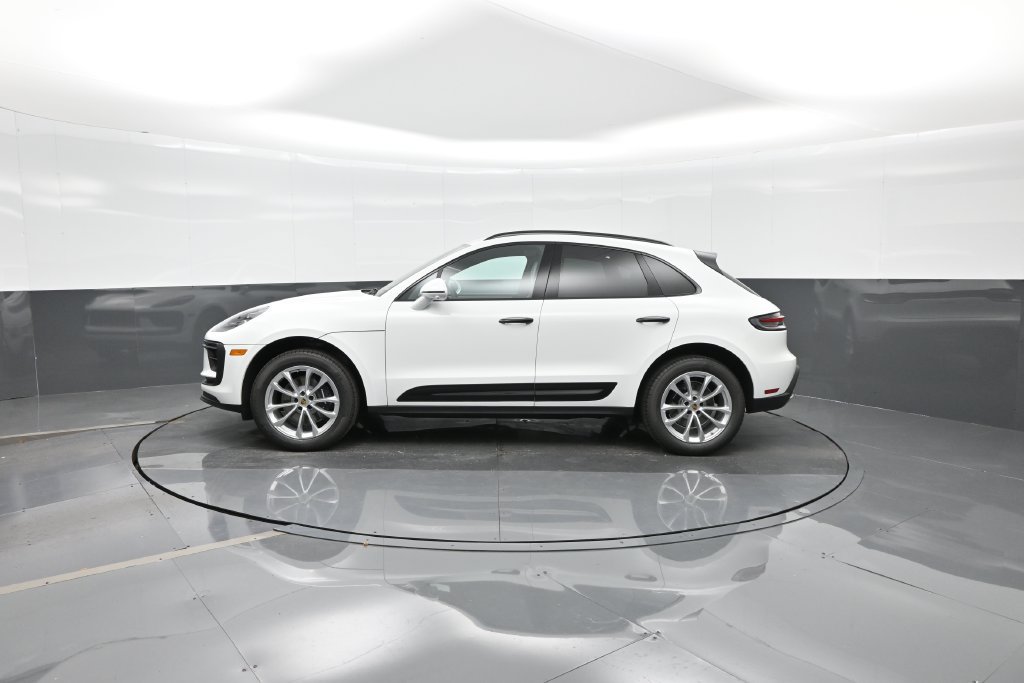 Certified 2026 Porsche Macan AWD/4WD image 2
