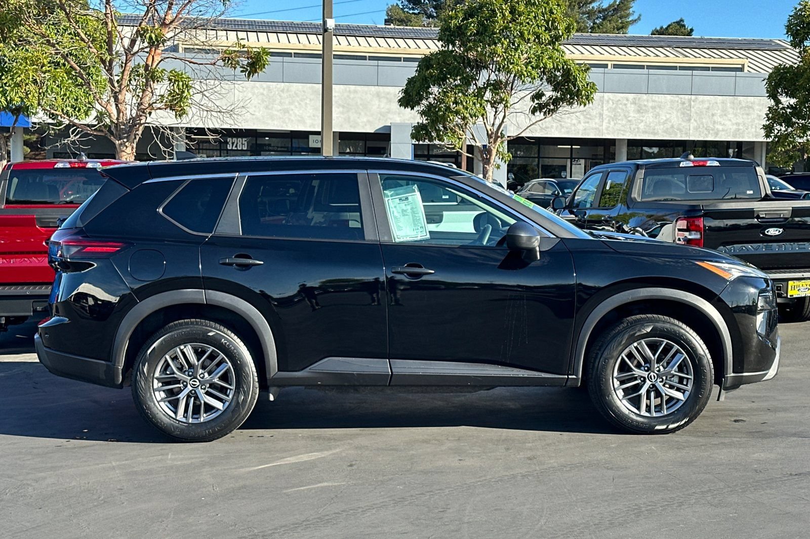 Used 2024 Nissan Rogue S AWD/4WD image 3