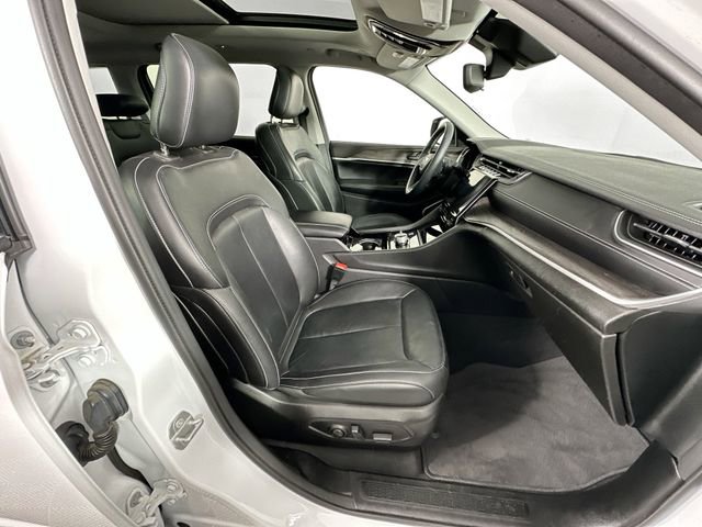 Used 2022 Jeep Grand Cherokee L Limited w/ Black Appearance Package image 31