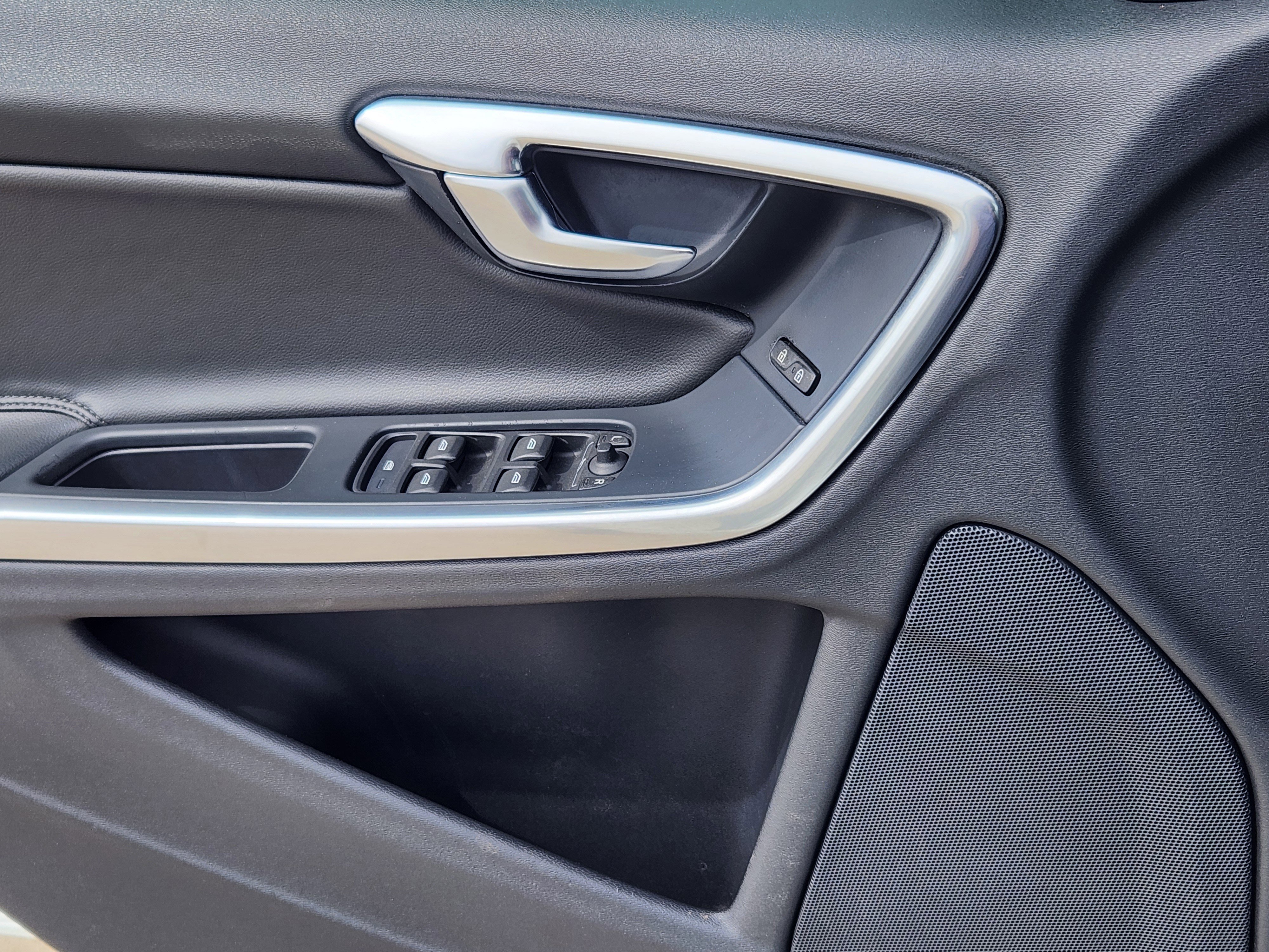 Used 2018 Volvo V60 T5 Cross Country w/ Convenience Package image 8