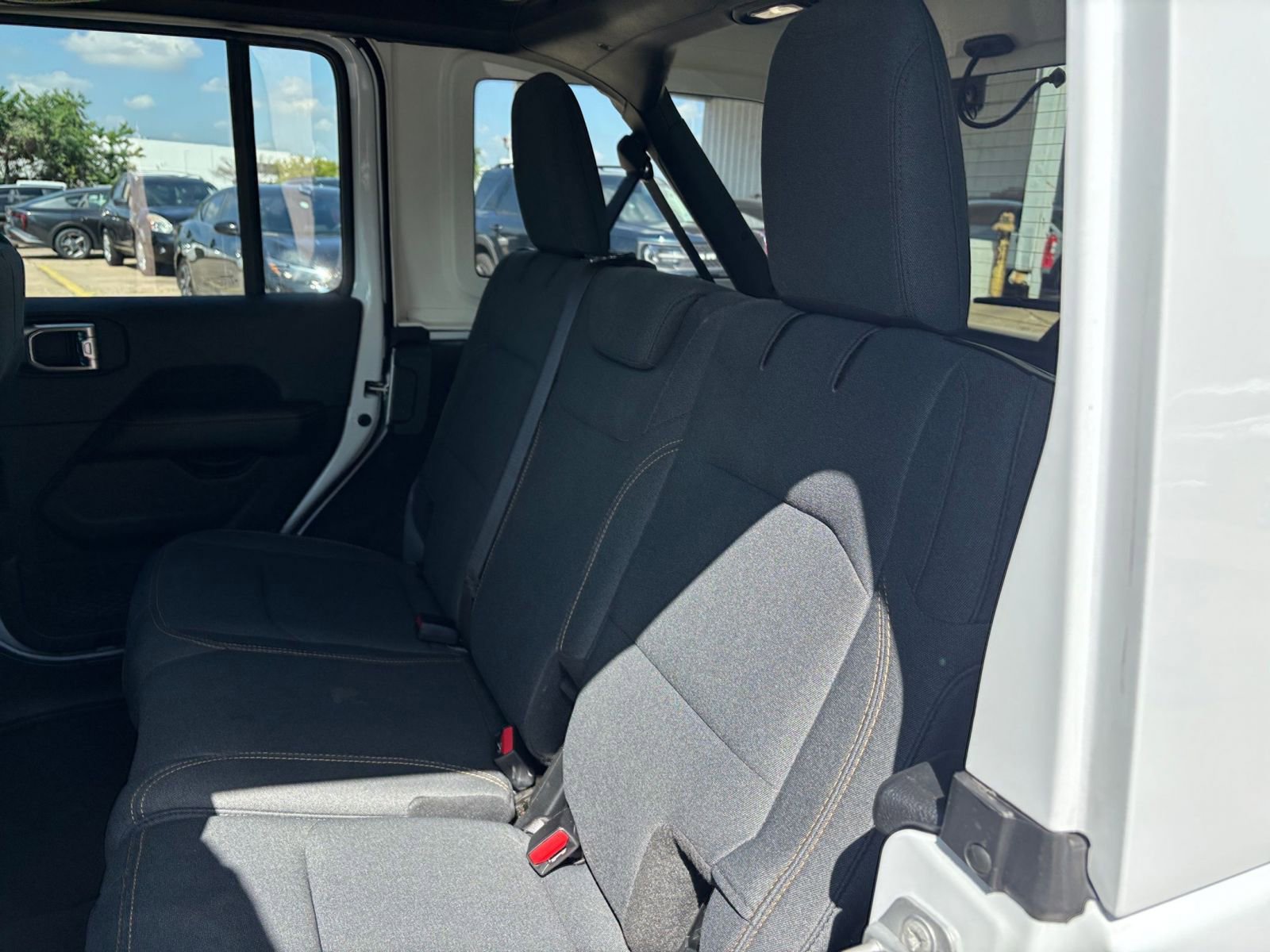 Used 2025 Jeep Wrangler Sahara image 23