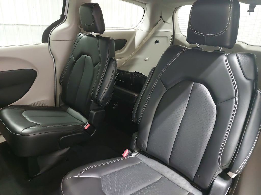 Used 2024 Chrysler Pacifica Touring-L image 14