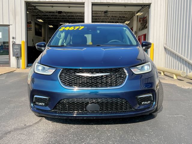 Used 2023 Chrysler Pacifica Touring-L w/ Uconnect Theater Family Group FWD image 4