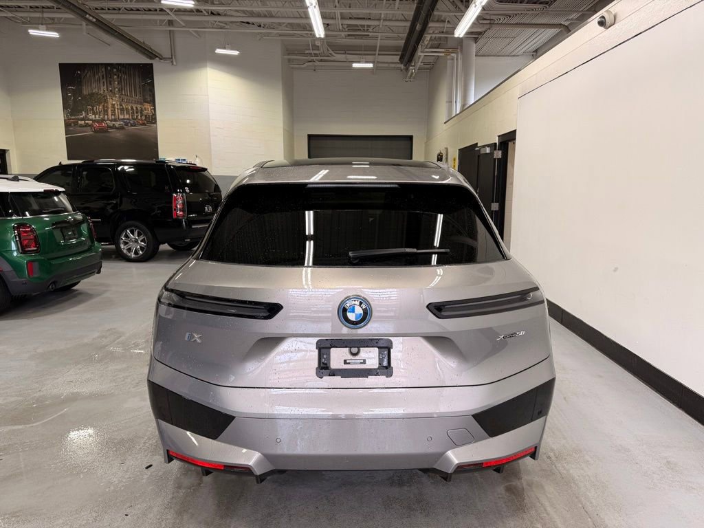 Used 2023 BMW iX xDrive50 w/ Premium Package AWD/4WD image 4