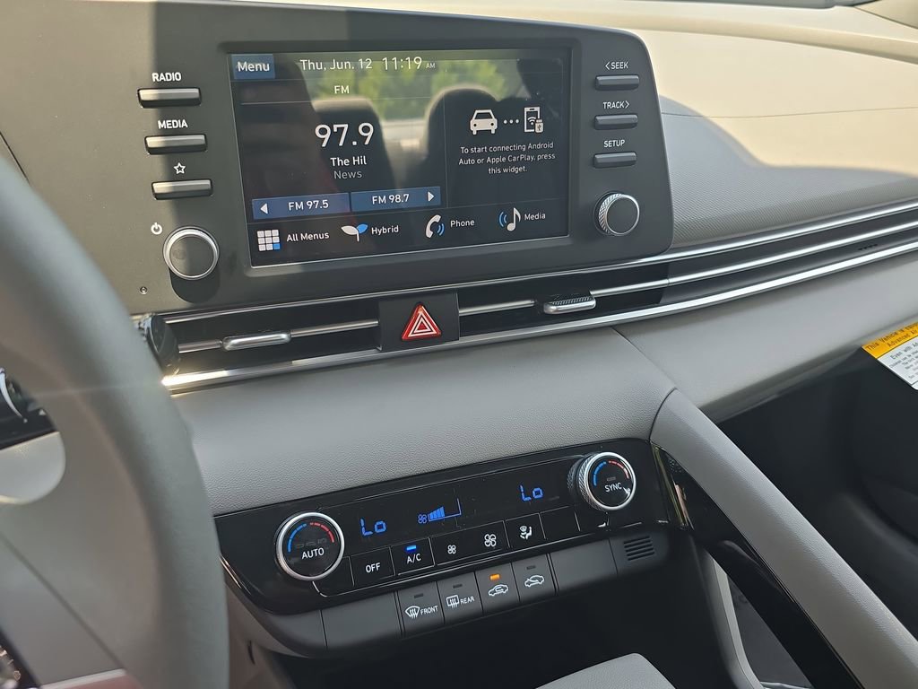 Used 2025 Hyundai Elantra Blue image 18