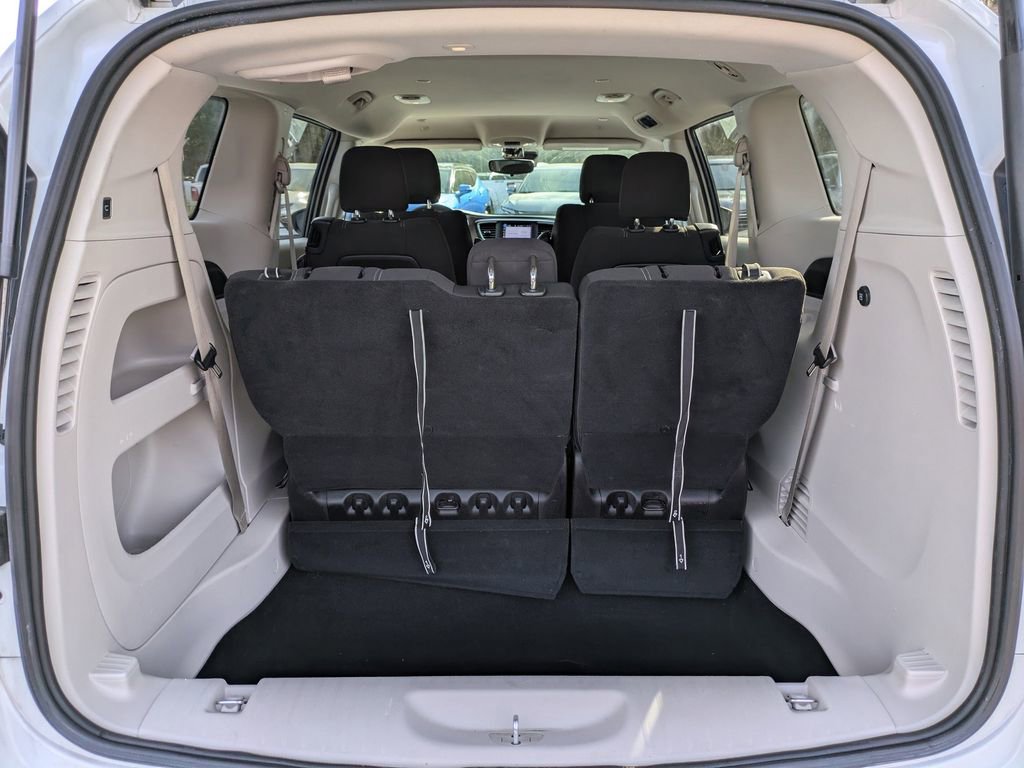 Used 2023 Chrysler Voyager LX image 13