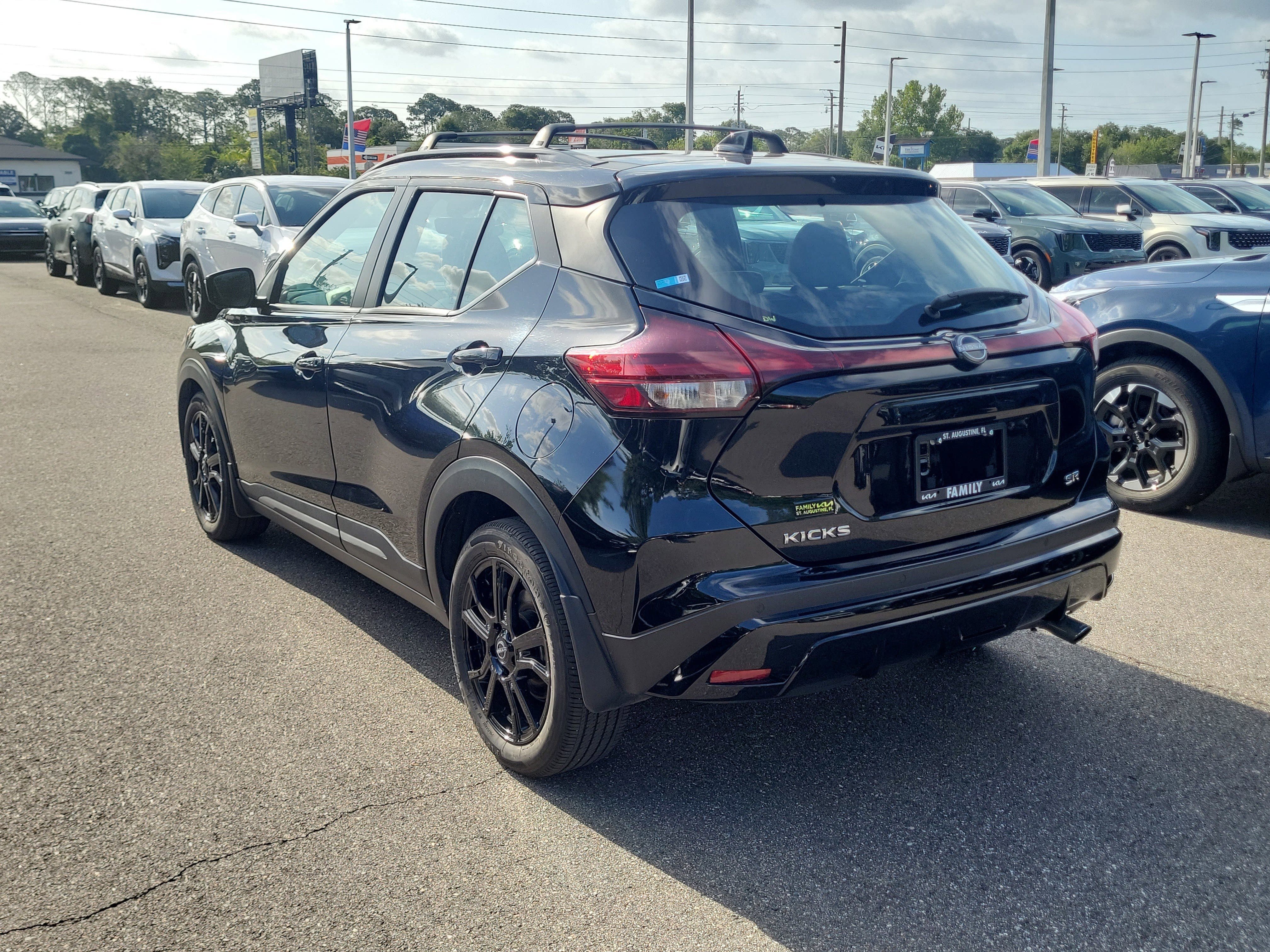 Used 2023 Nissan Kicks SR w/ SR Premium Package FWD image 4