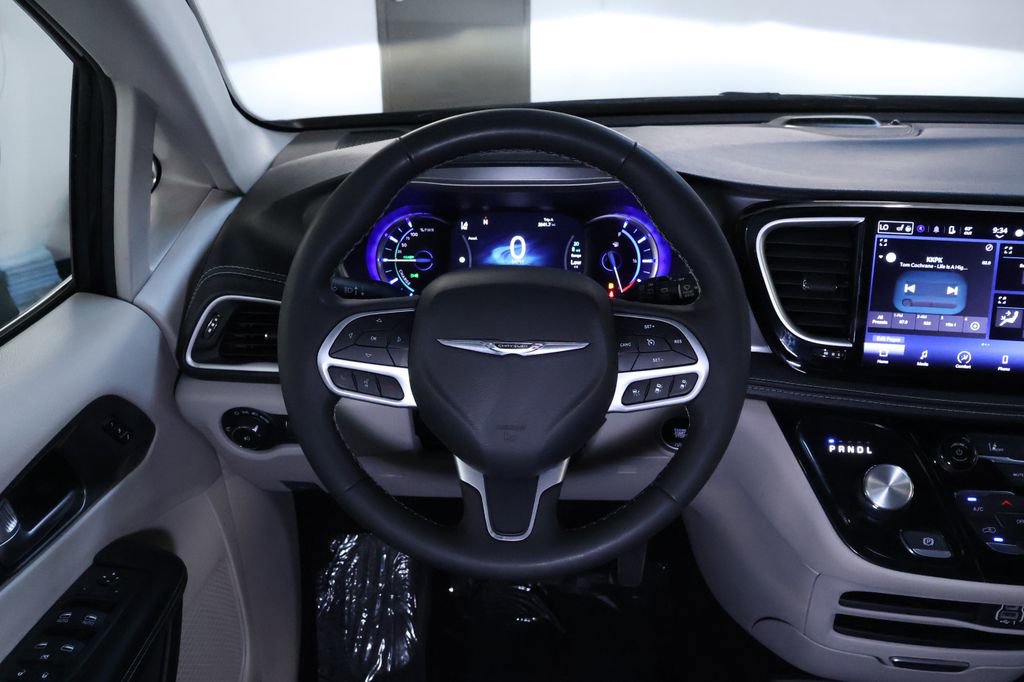 Used 2023 Chrysler Pacifica Touring-L image 21