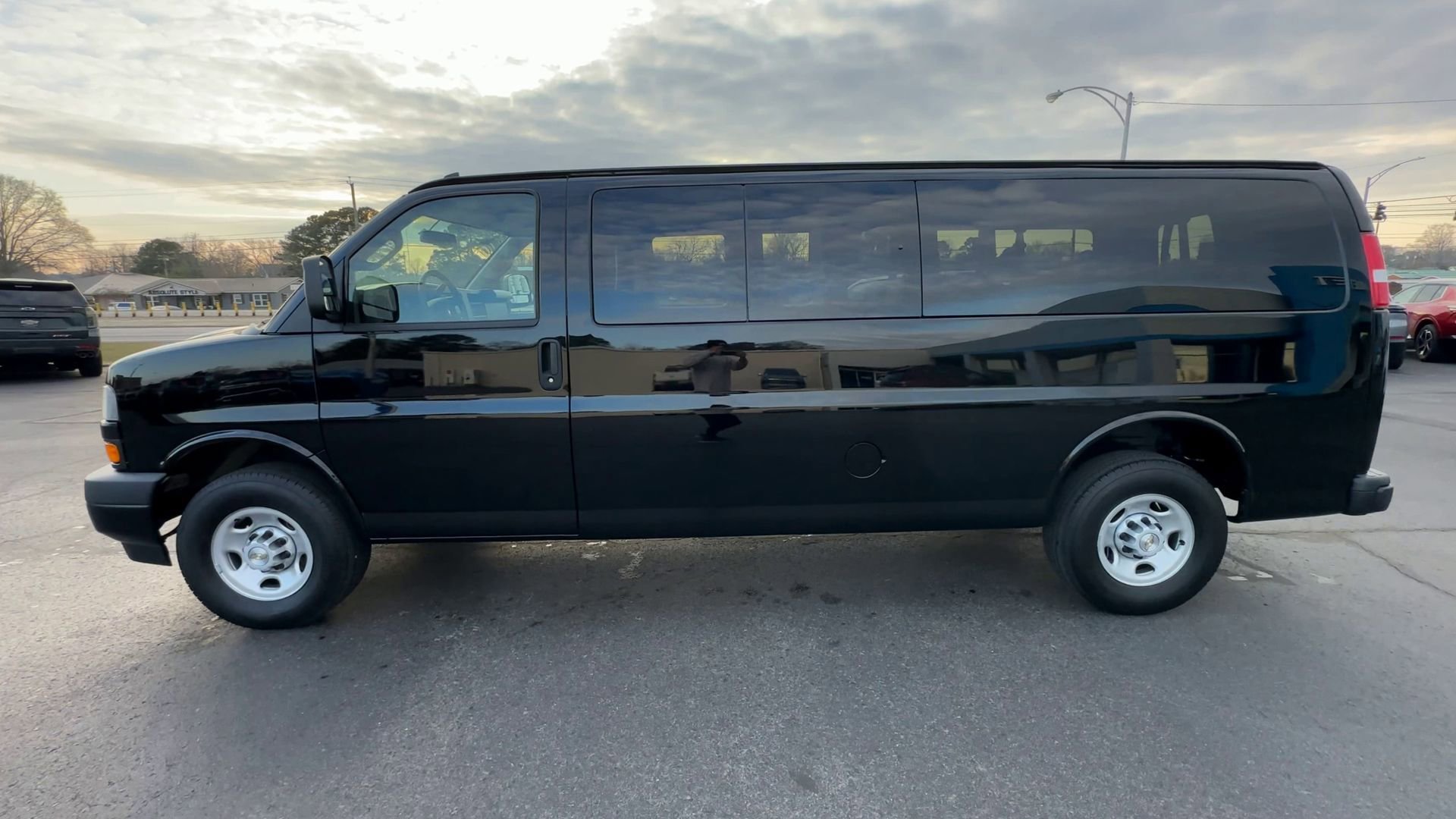 Used 2025 Chevrolet Express 3500 LS RWD image 5