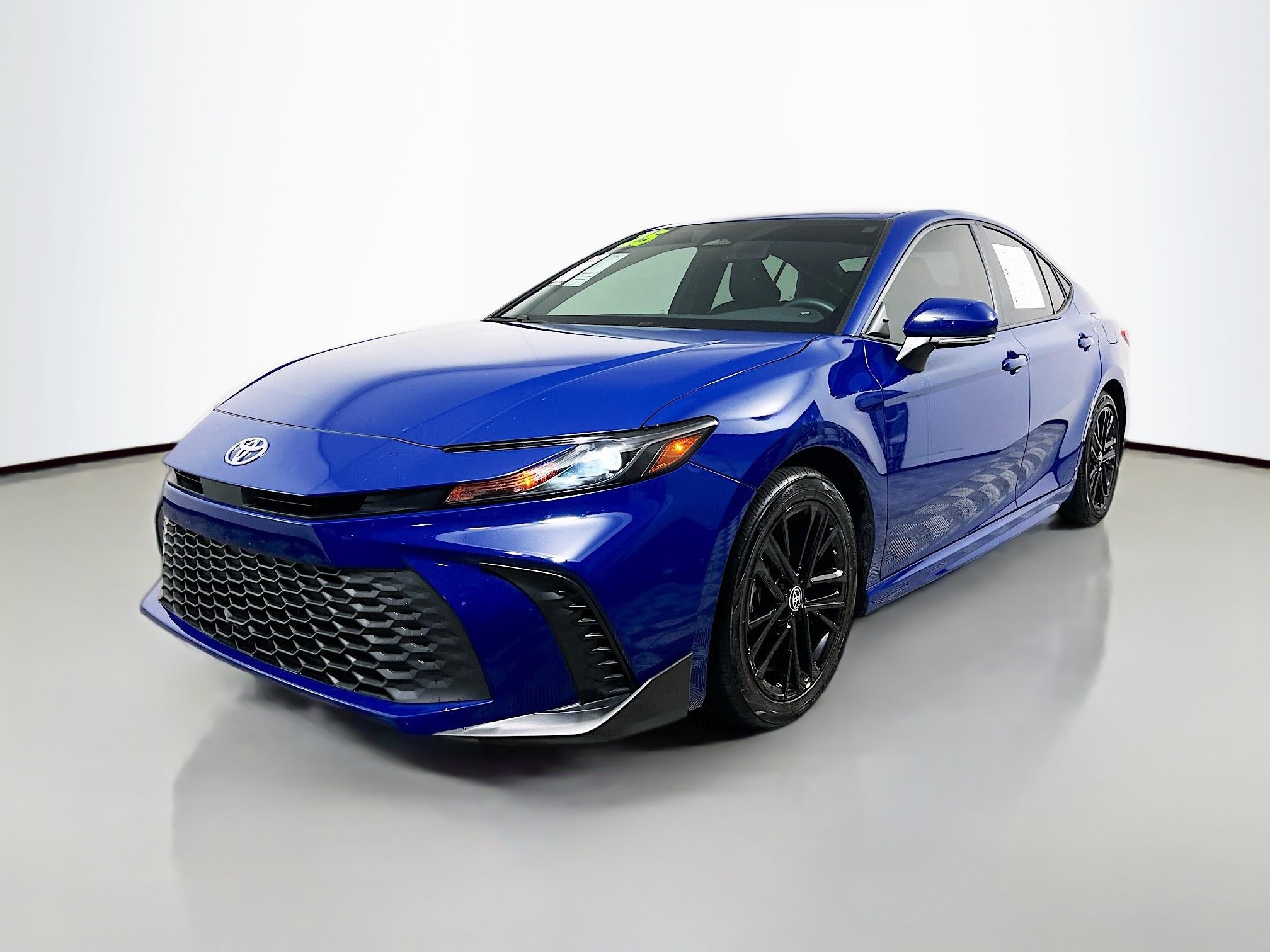 Used 2025 Toyota Camry SE w/ Convenience Package FWD image 10