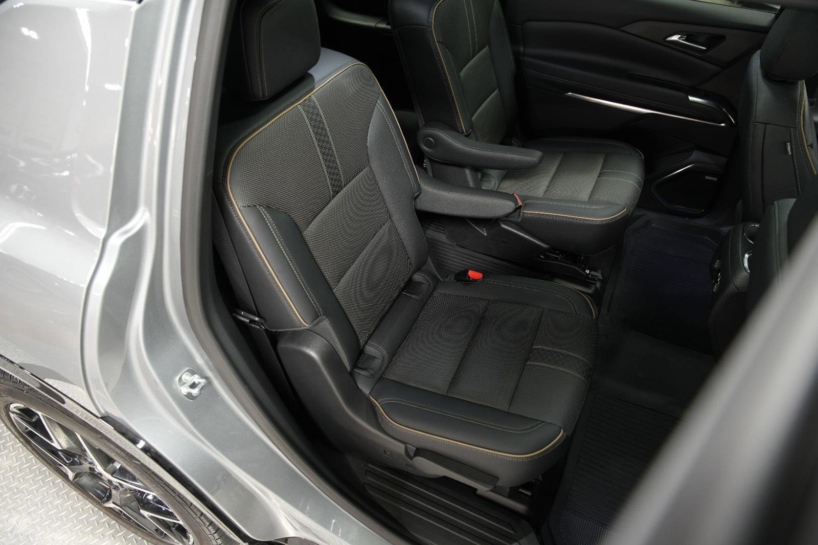 Used 2025 Chevrolet Traverse High Country w/ LPO, Floor Liner Package image 18