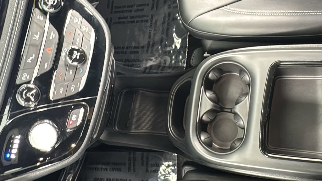 Used 2024 Chrysler Pacifica Select image 35