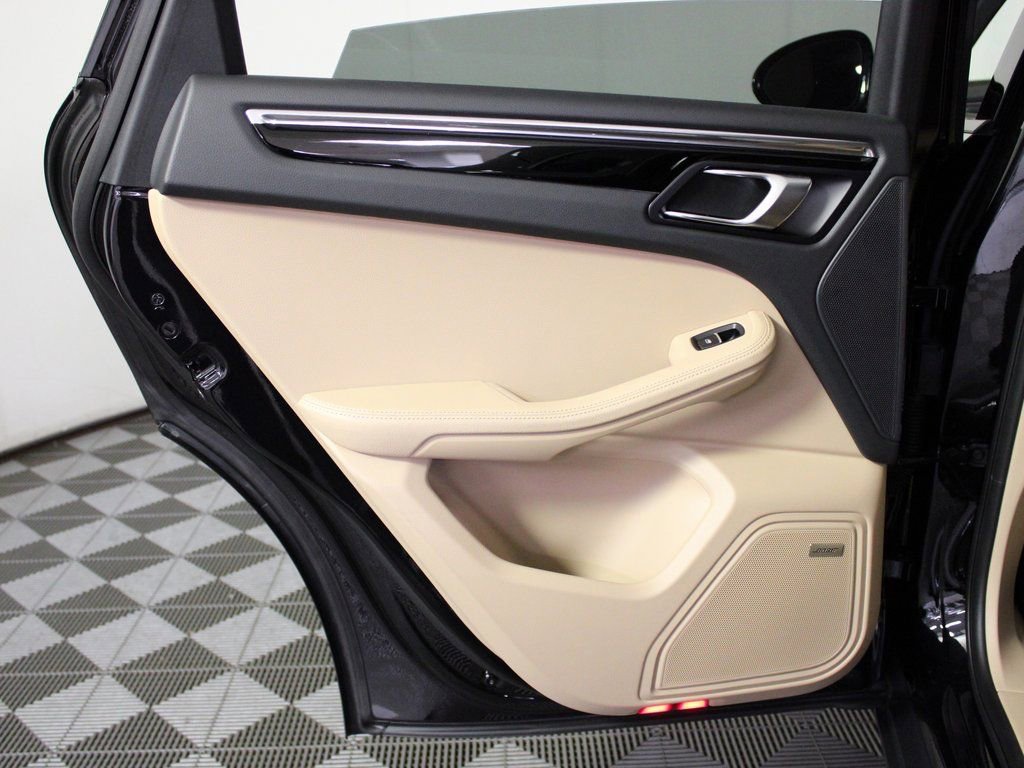 Certified 2025 Porsche Macan AWD/4WD image 31