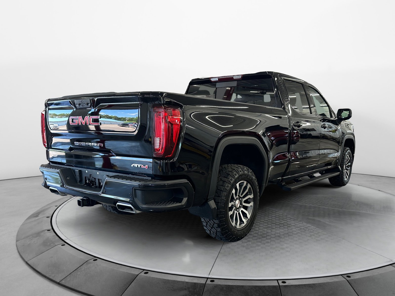 Used 2023 GMC Sierra 1500 AT4 w/ AT4 Preferred Package image 5