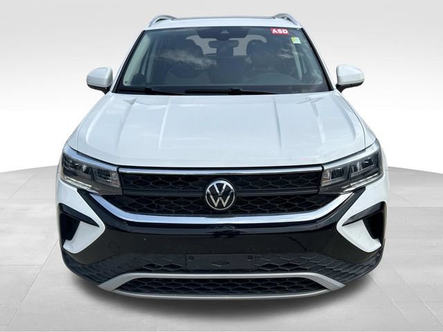 Used 2023 Volkswagen Taos SE FWD image 2