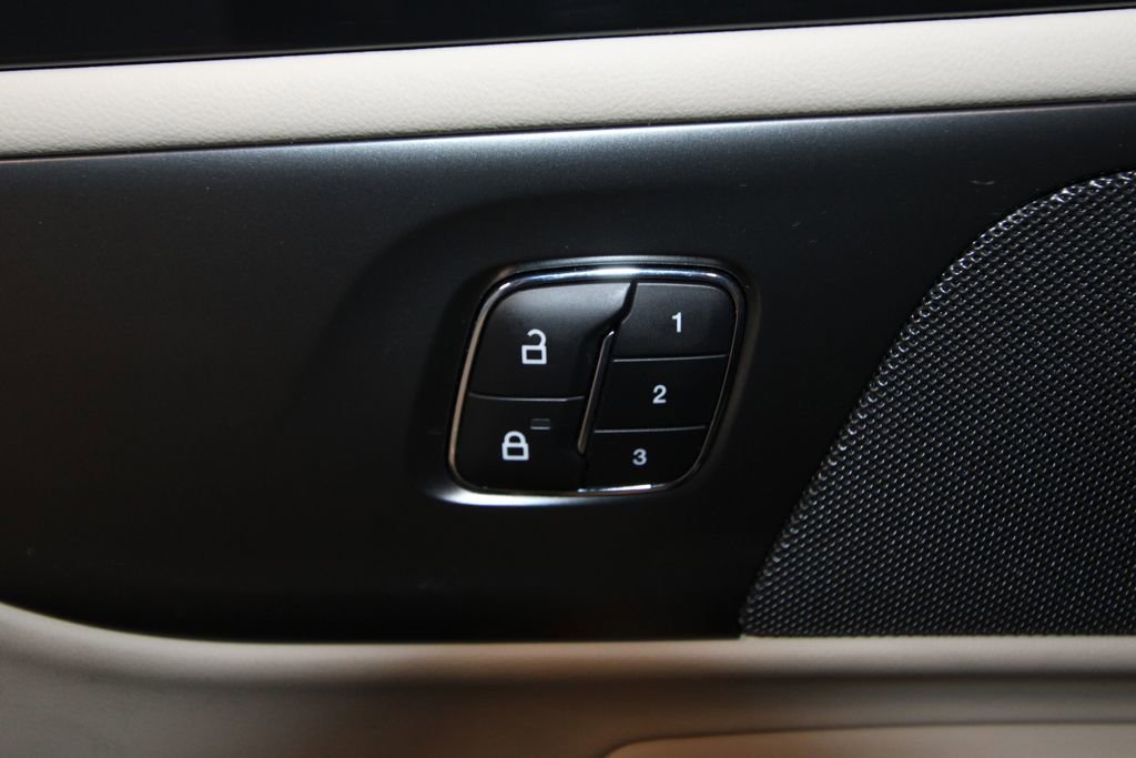 Used 2025 Lincoln Nautilus Premier image 9
