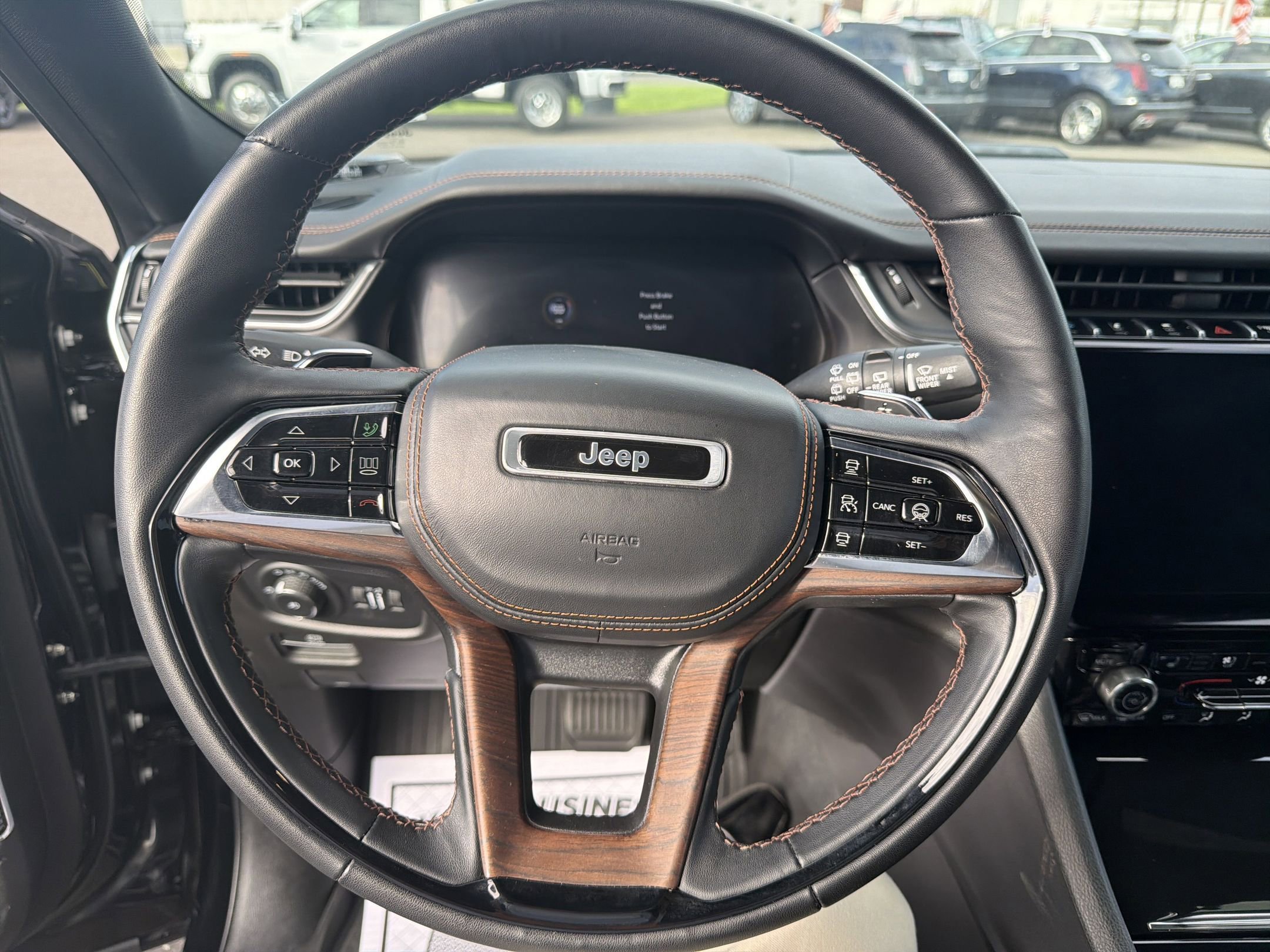 Used 2022 Jeep Grand Cherokee Summit w/ Luxury Tech Group V AWD/4WD image 13