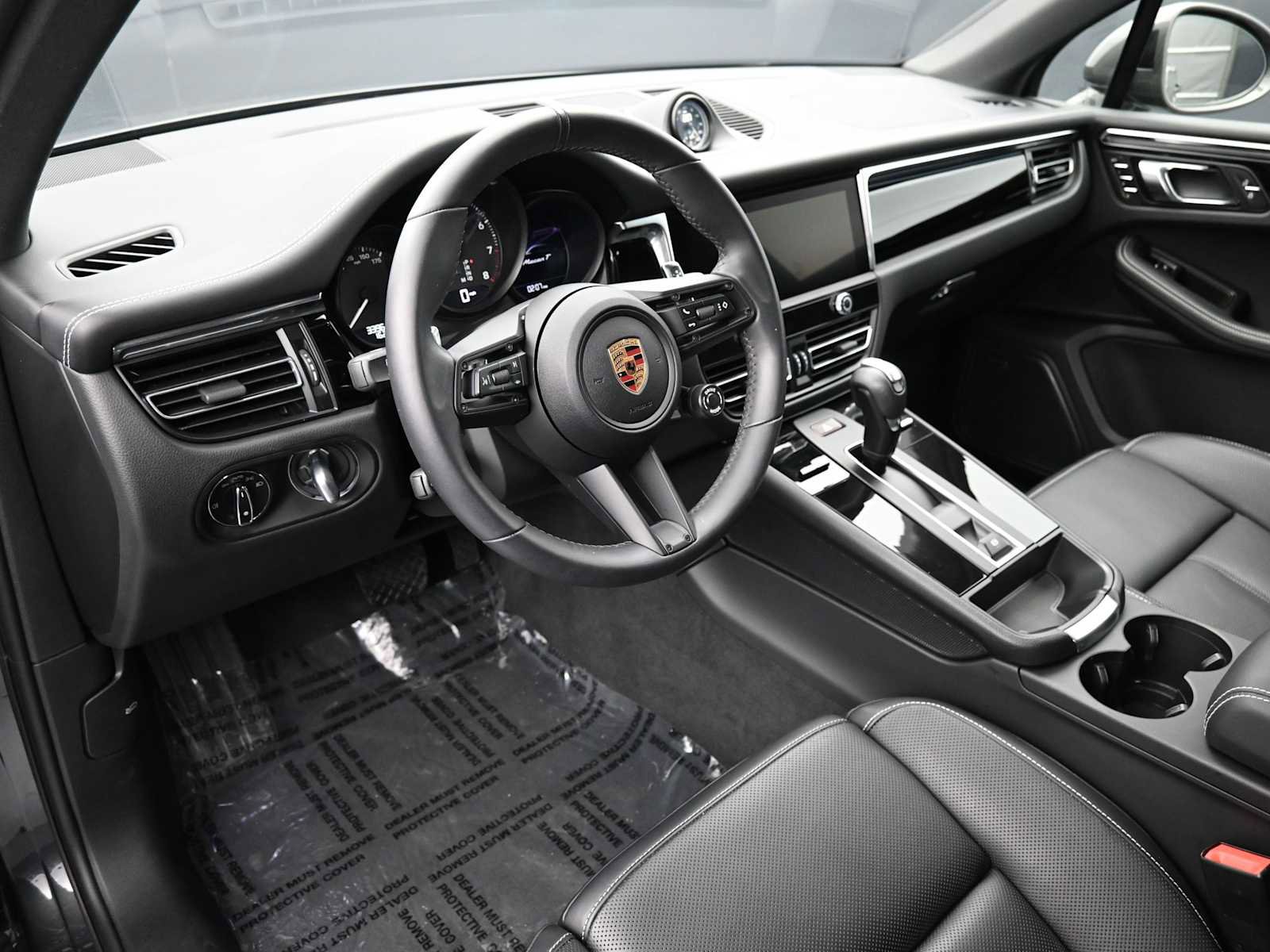 Certified 2025 Porsche Macan Turbo AWD/4WD image 4