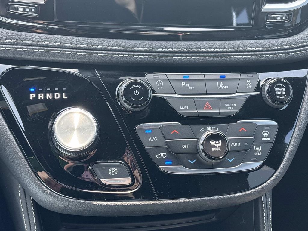 New 2026 Chrysler Pacifica Limited FWD image 17