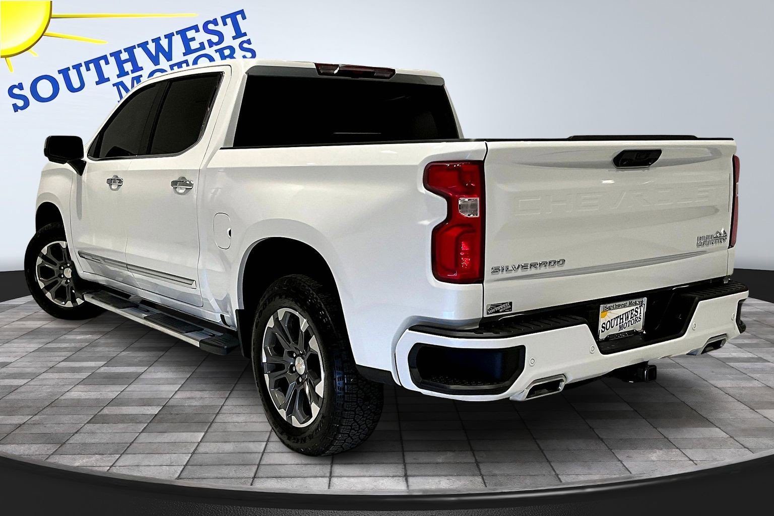 Used 2024 Chevrolet Silverado 1500 High Country AWD/4WD image 5