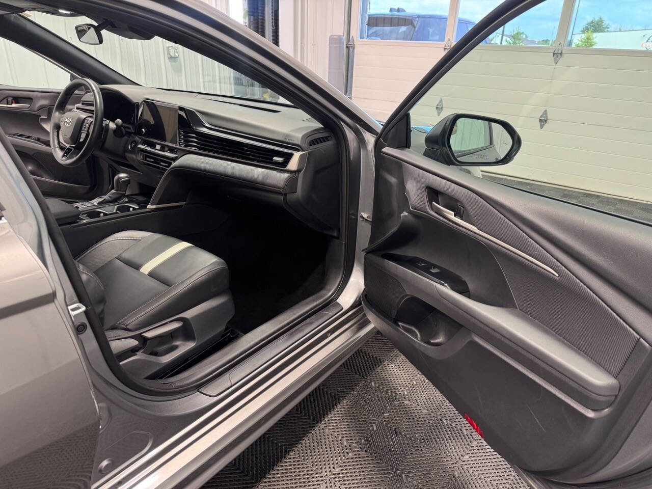Used 2025 Toyota Camry SE image 16