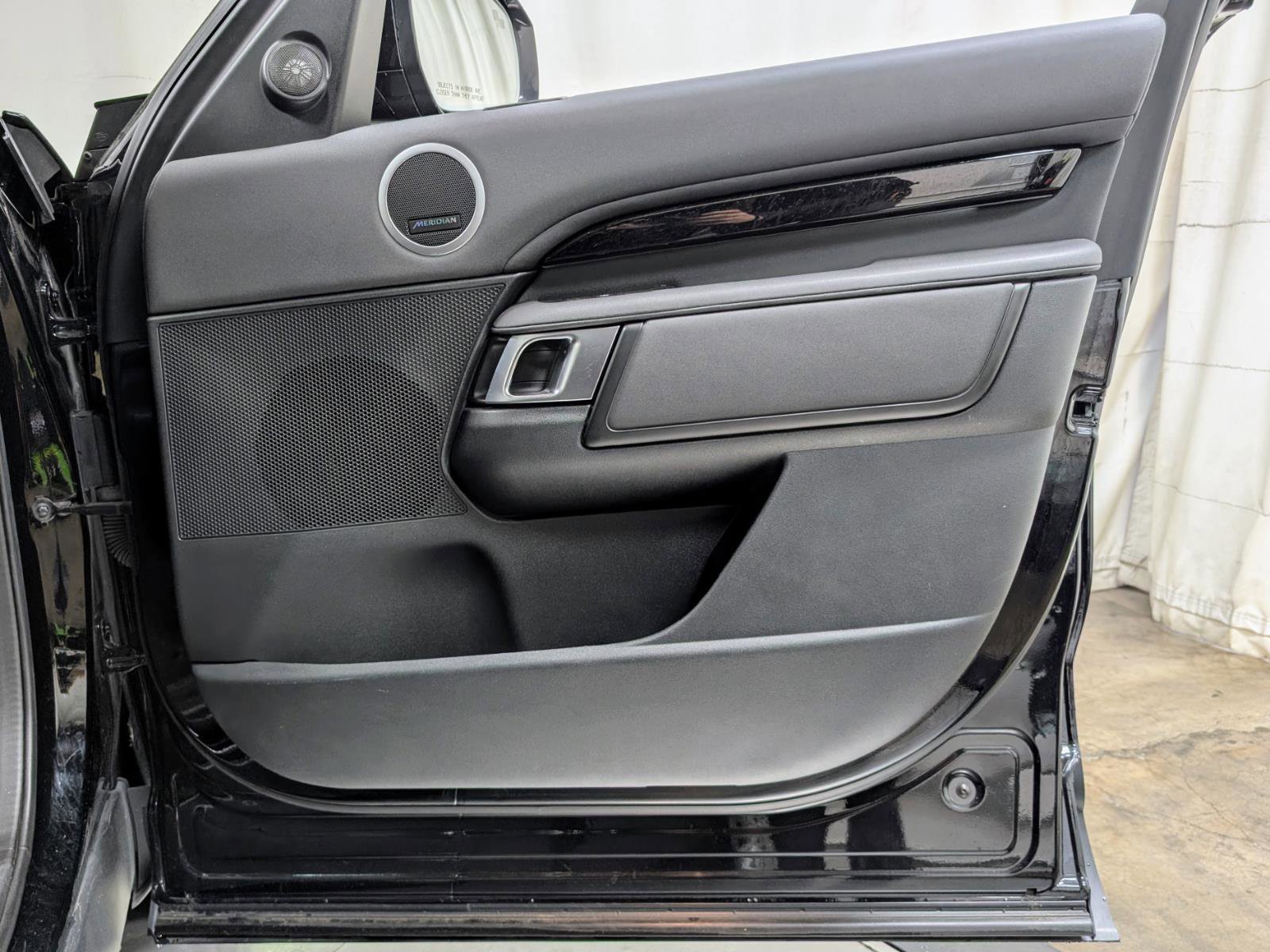 Used 2019 Land Rover Discovery SE AWD/4WD image 28