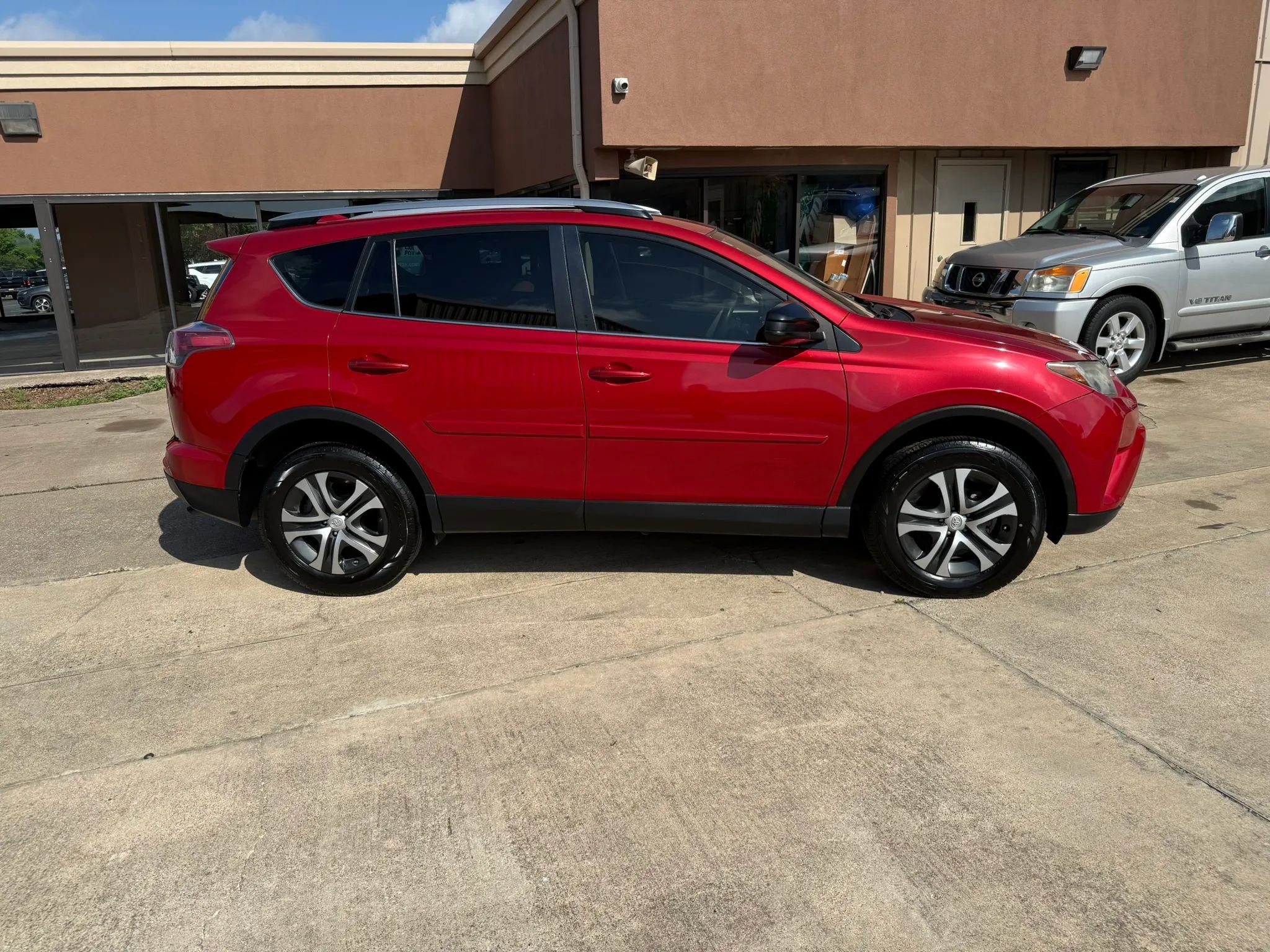 Used 2017 Toyota RAV4 LE FWD image 4