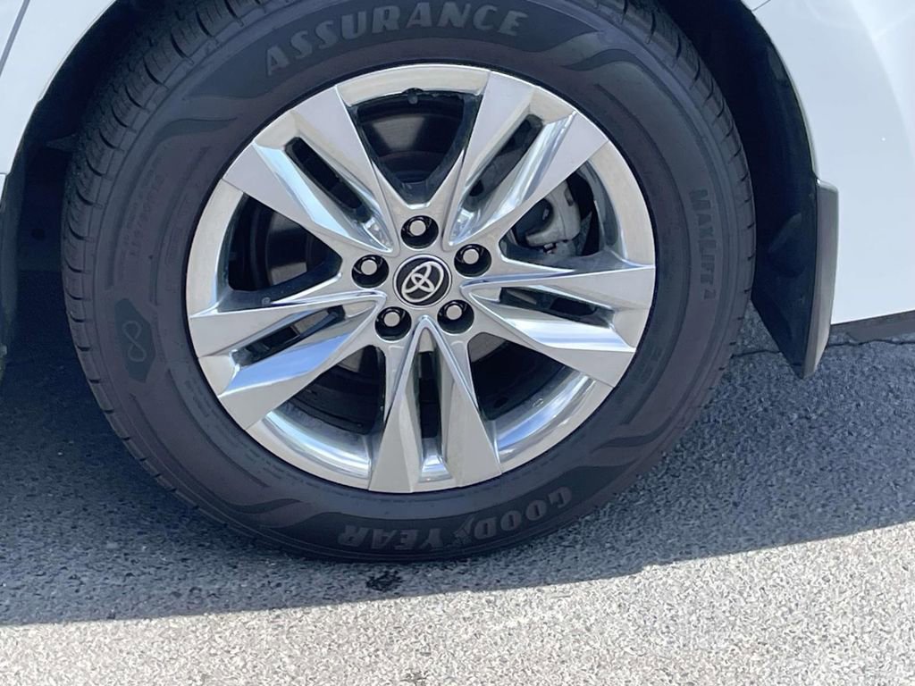 Used 2023 Toyota Sienna Limited image 24