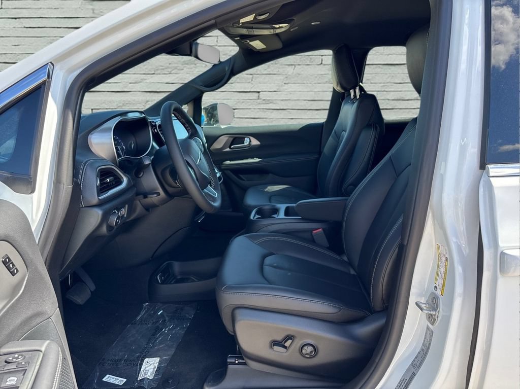 New 2025 Chrysler Pacifica Select FWD image 11
