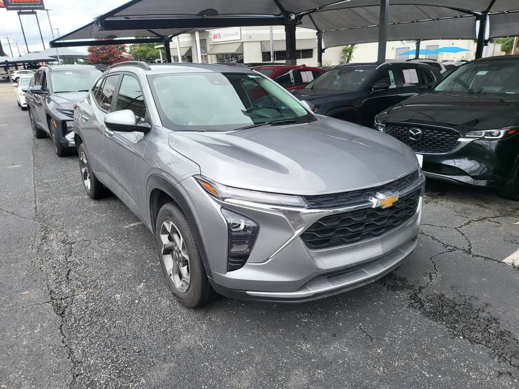 Used 2025 Chevrolet Trax LT w/ LT Convenience Package FWD image 2