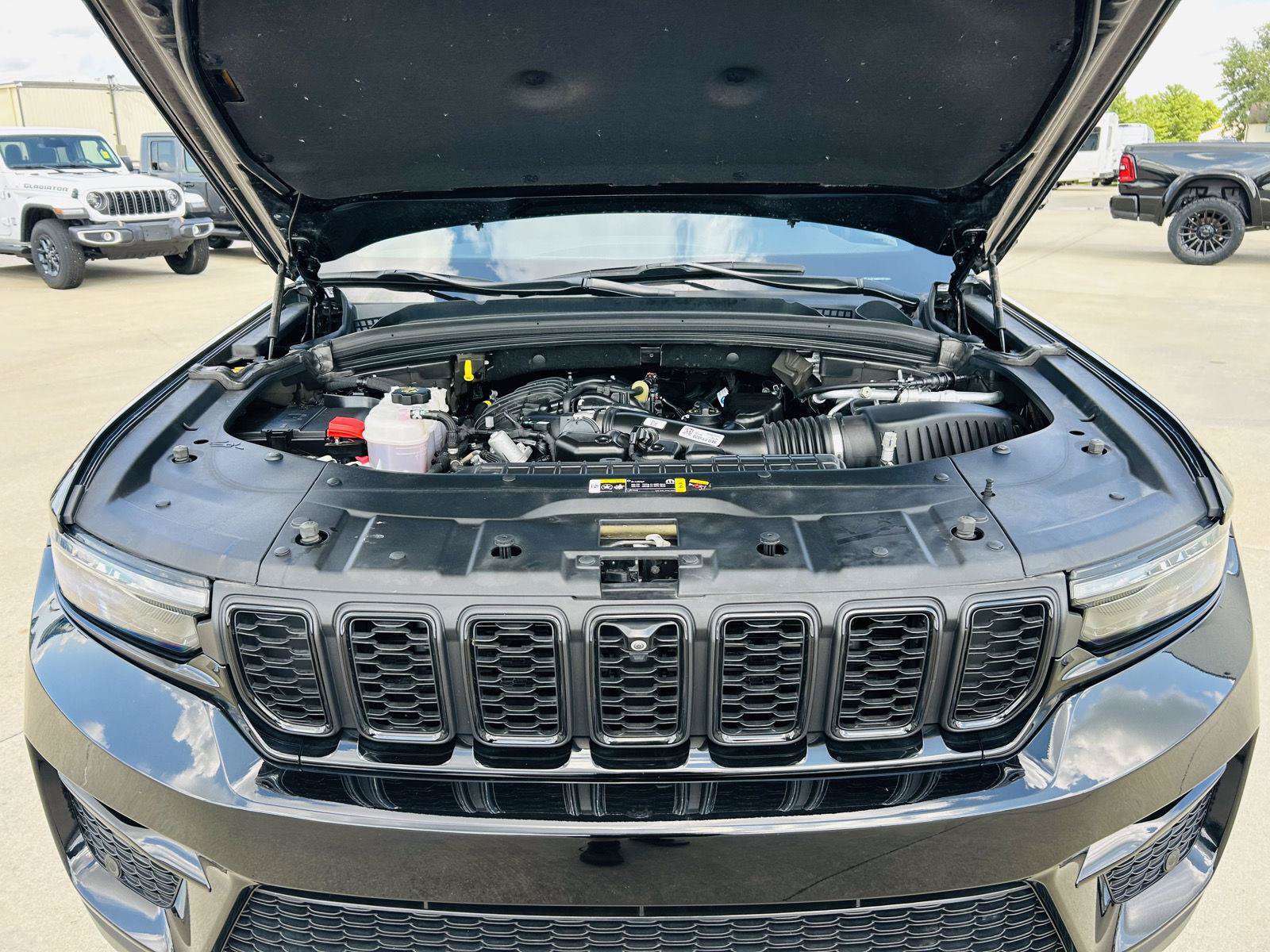 Used 2024 Jeep Grand Cherokee Limited w/ Luxury Tech Group II AWD/4WD image 46