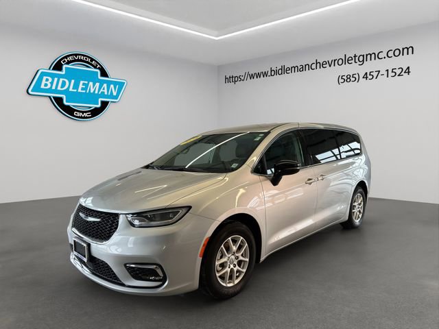 Used 2024 Chrysler Pacifica Touring-L image 3