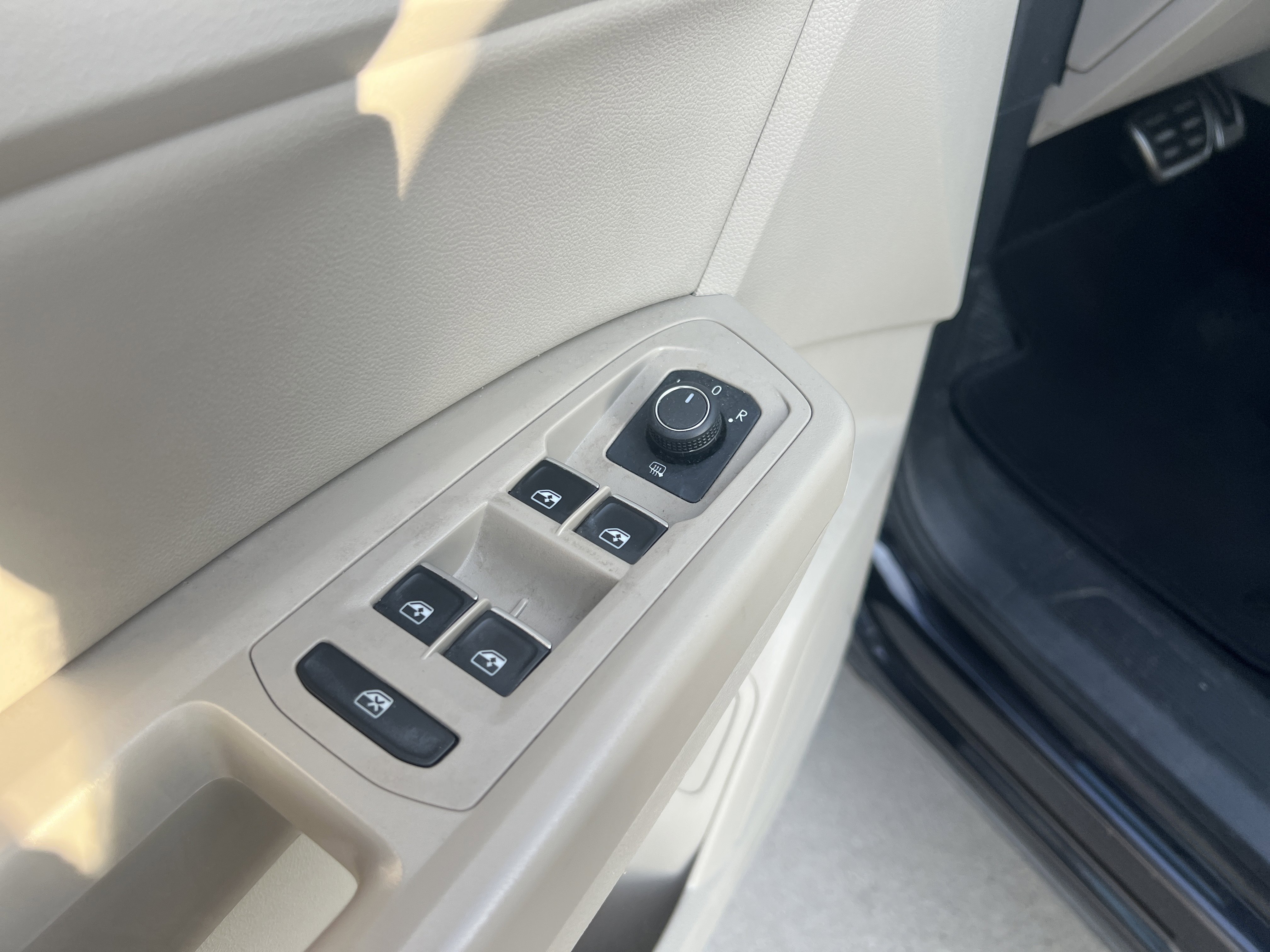 Used 2019 Volkswagen Atlas SE w/ Panoramic Sunroof Package FWD image 14