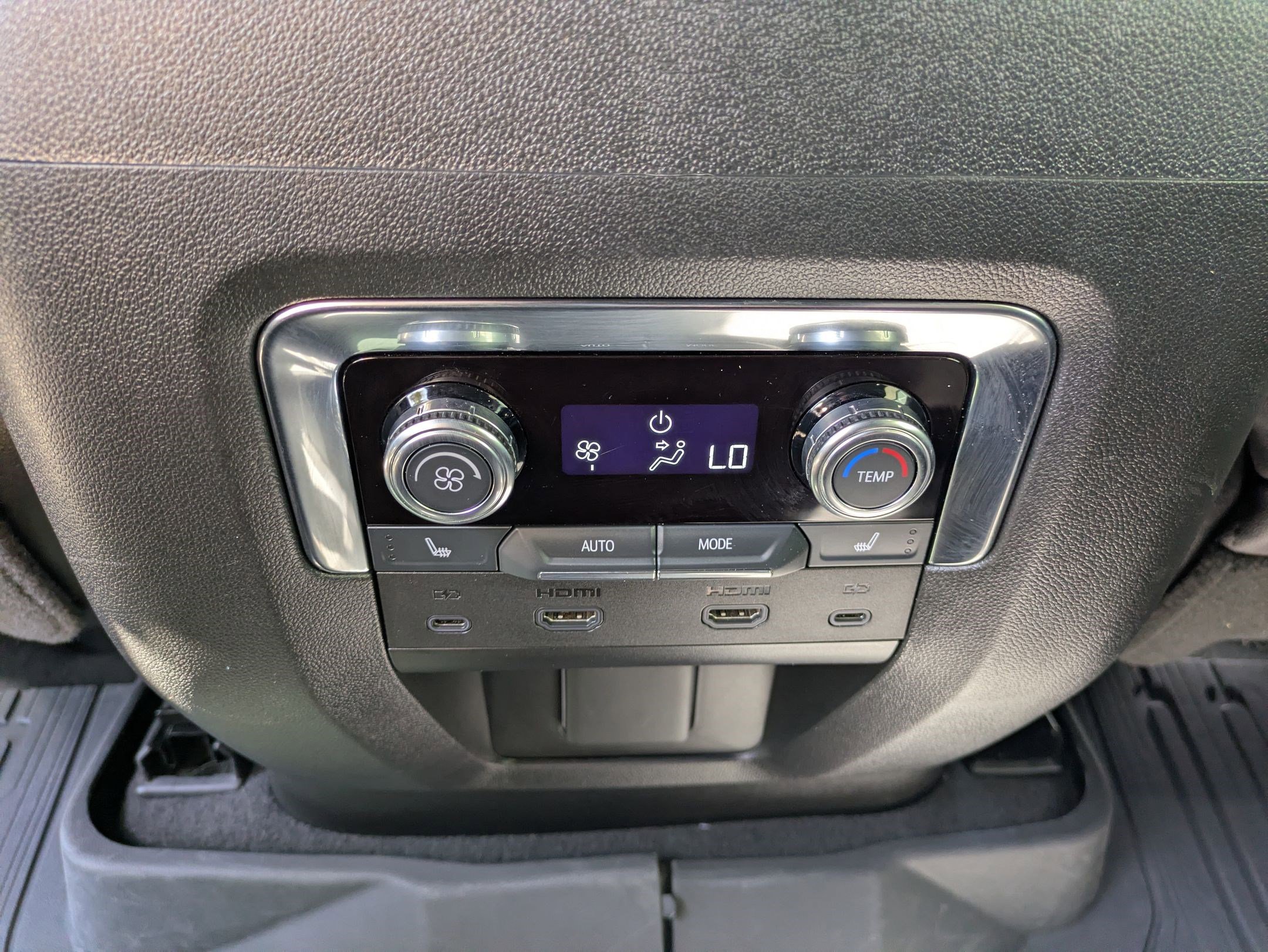 Certified 2025 GMC Yukon XL AT4 w/ AT4 Premium Plus Package AWD/4WD image 29