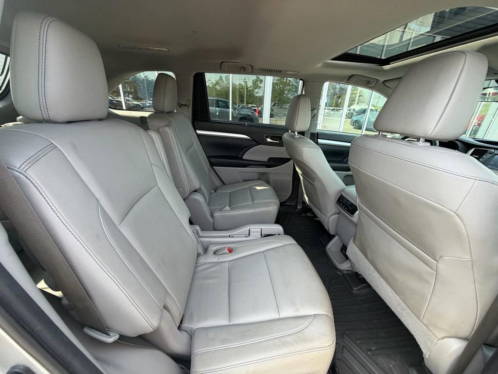 Used 2018 Toyota Highlander XLE FWD image 13