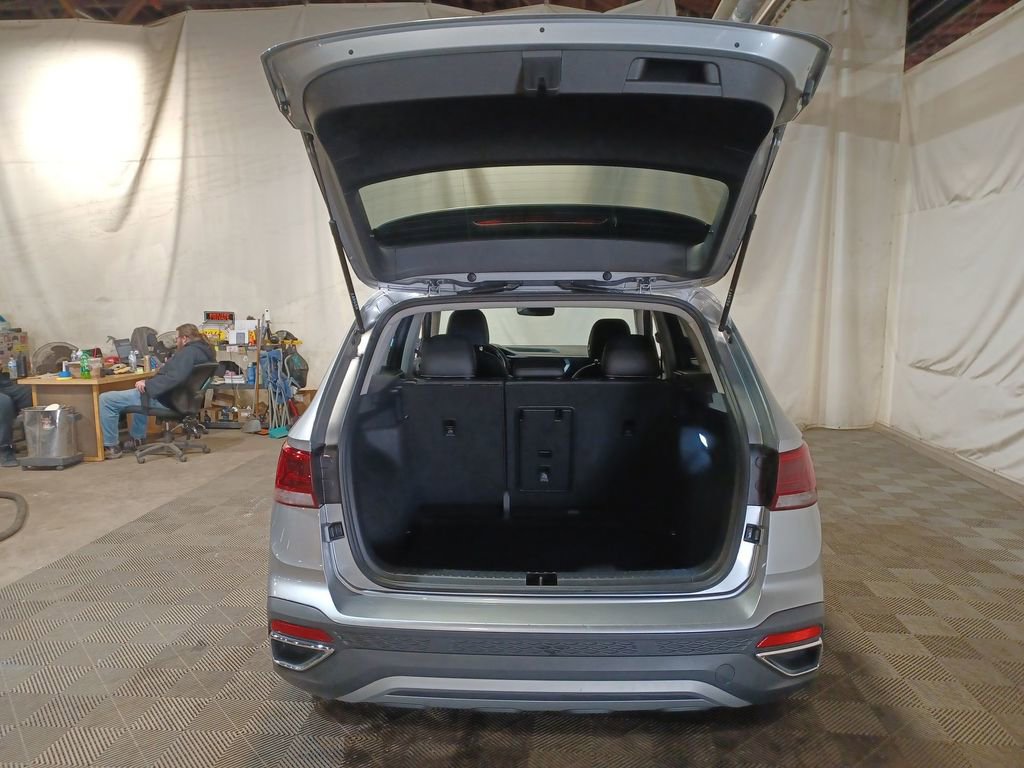 Used 2024 Volkswagen Taos SE image 19