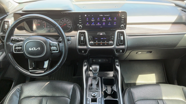 Used 2022 Kia Sorento EX w/ Panoramic Sunroof Package FWD image 9
