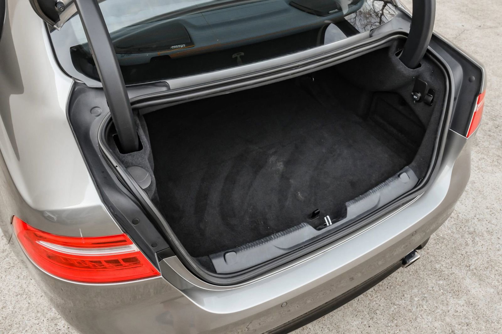 Used 2019 Jaguar XE S image 69