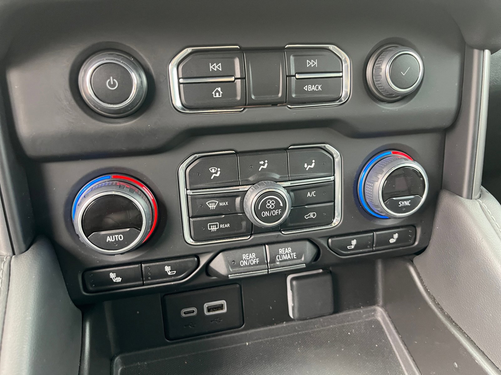 Used 2023 Chevrolet Tahoe Z71 w/ Luxury Package image 31