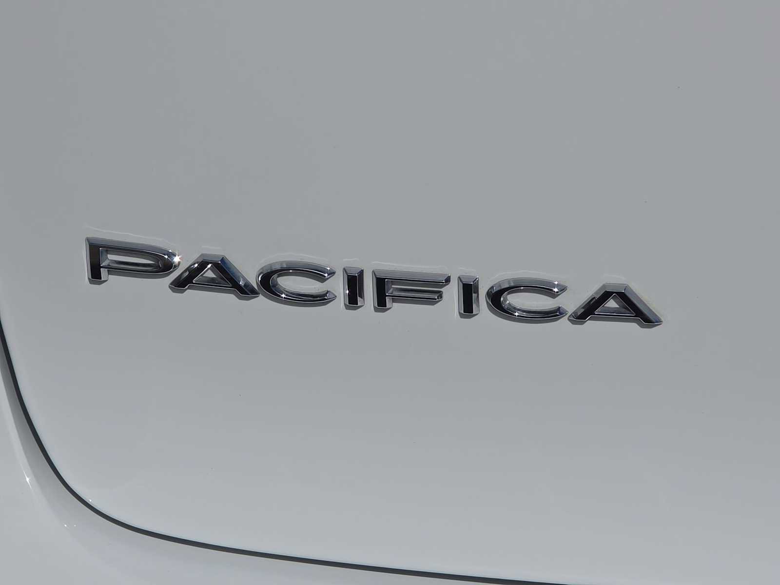Used 2022 Chrysler Pacifica Touring-L image 11