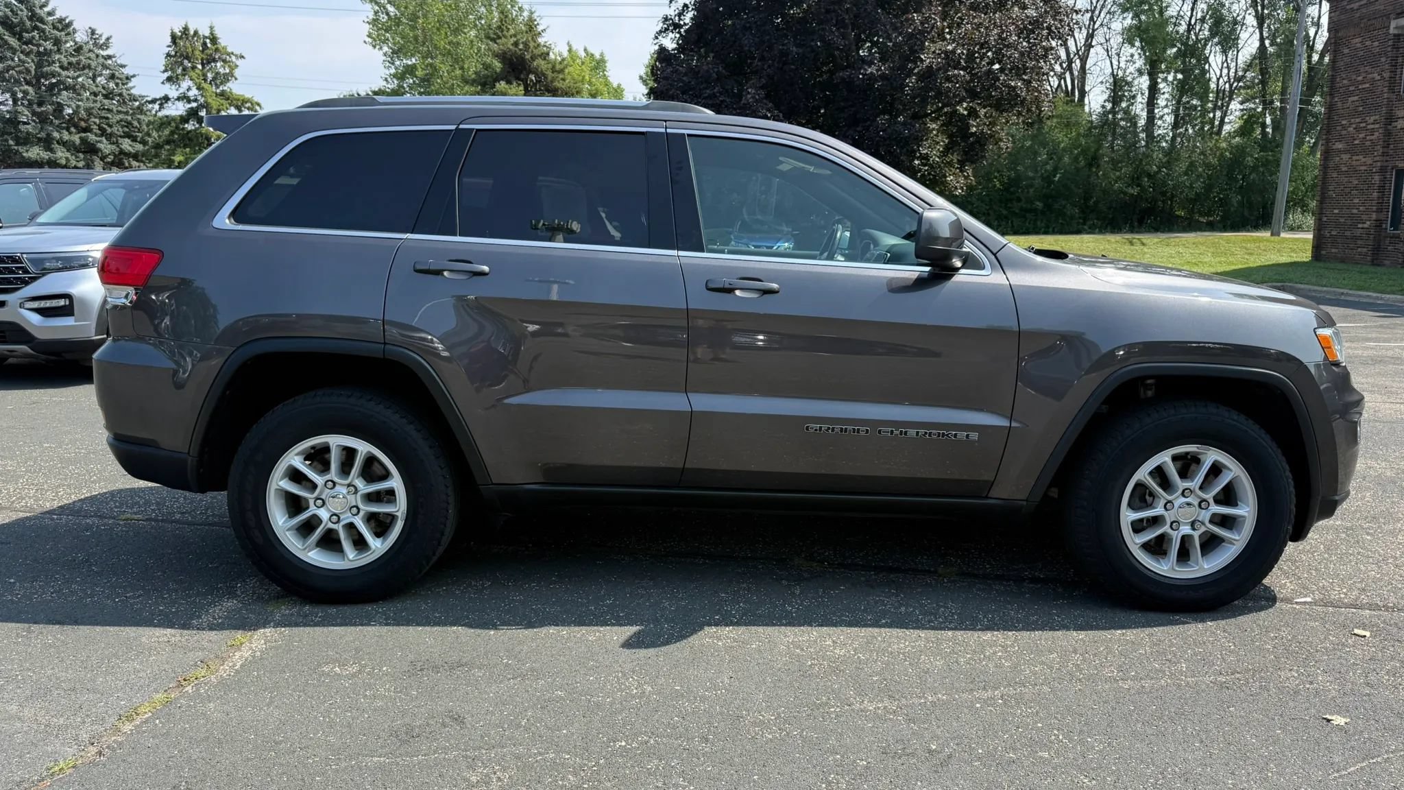 Used 2019 Jeep Grand Cherokee Laredo AWD/4WD image 12