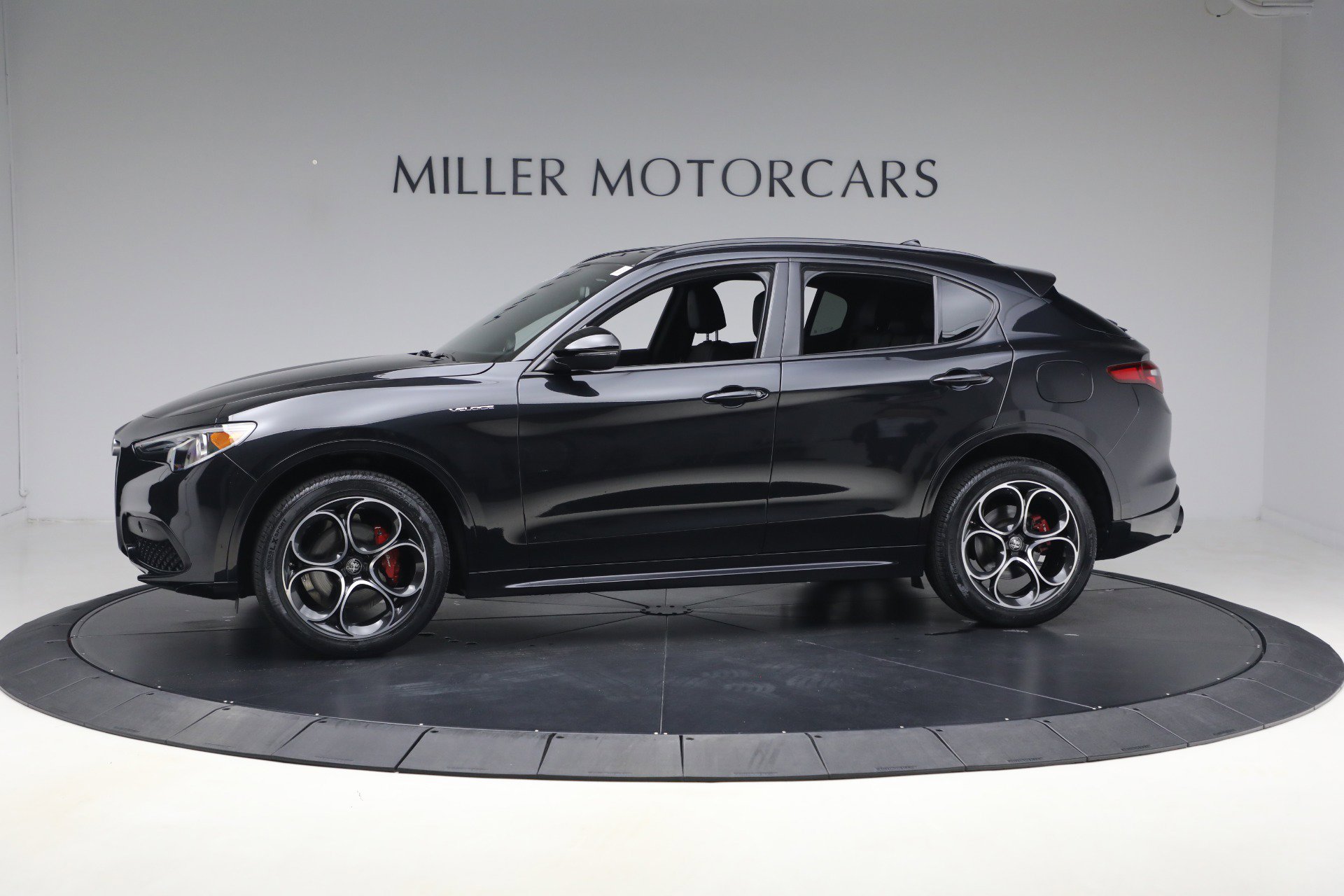 Used 2023 Alfa Romeo Stelvio Veloce AWD/4WD image 3
