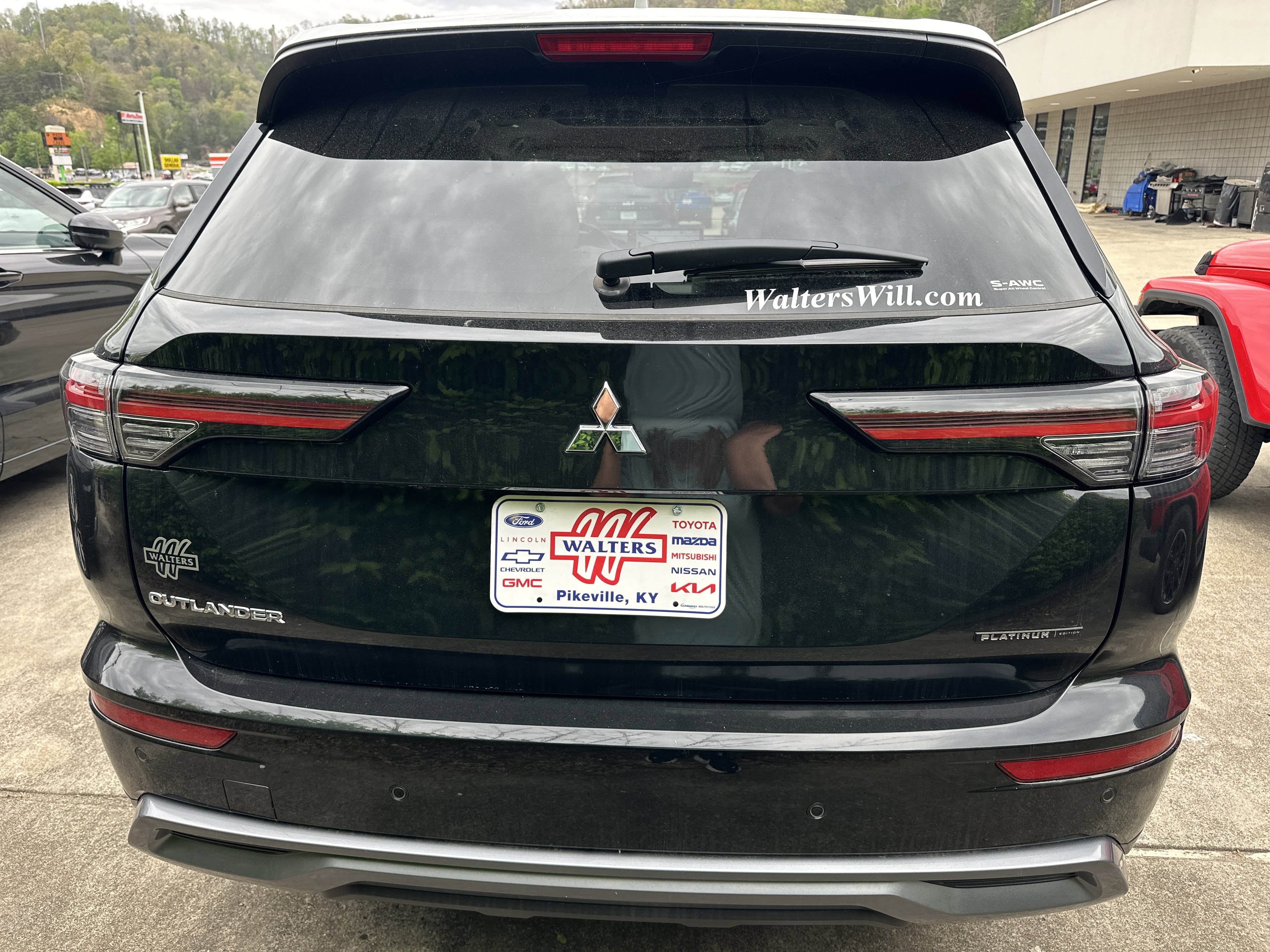Used 2025 Mitsubishi Outlander AWD image 3