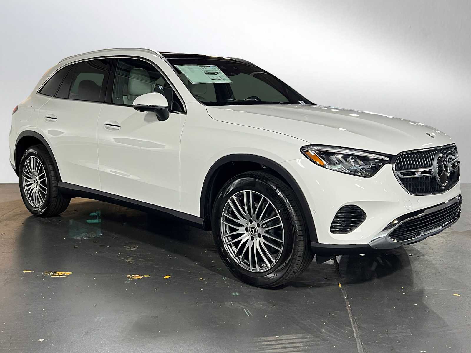 Used 2025 Mercedes-Benz GLC 300 4MATIC image 7