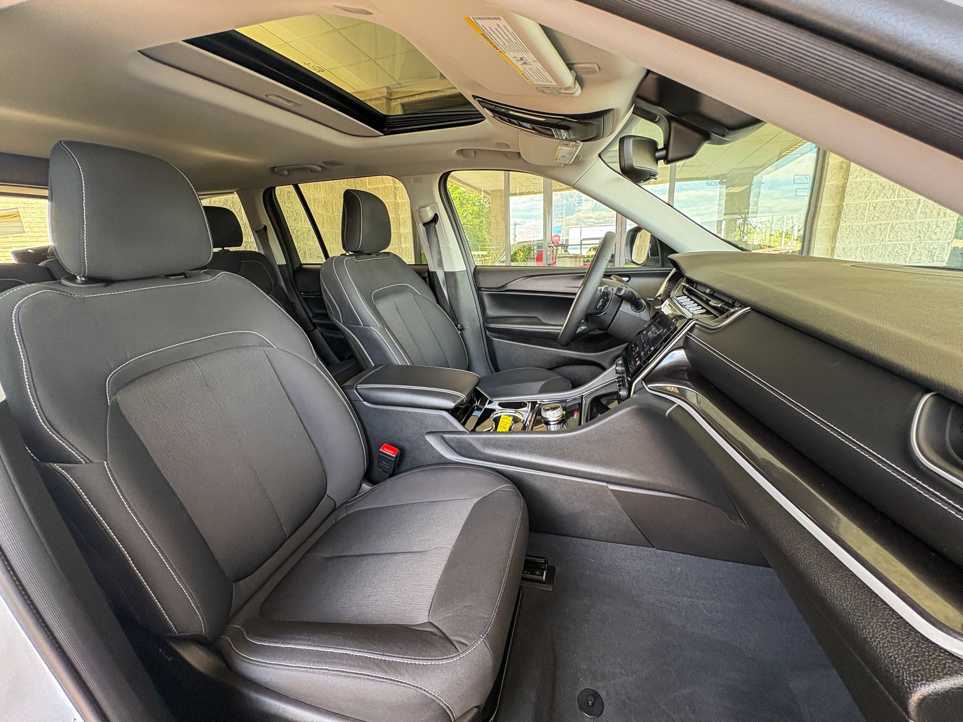 Used 2023 Jeep Grand Cherokee Laredo w/ Luxury Tech Group I AWD/4WD image 23