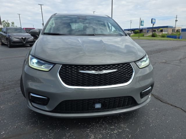 Used 2023 Chrysler Pacifica Touring-L FWD image 10
