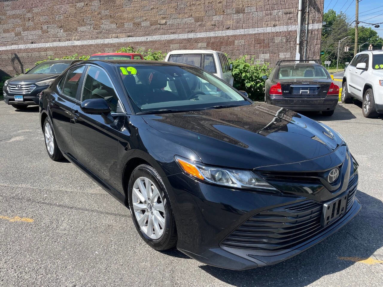 Used 2019 Toyota Camry LE w/ Convenience Package FWD image 3